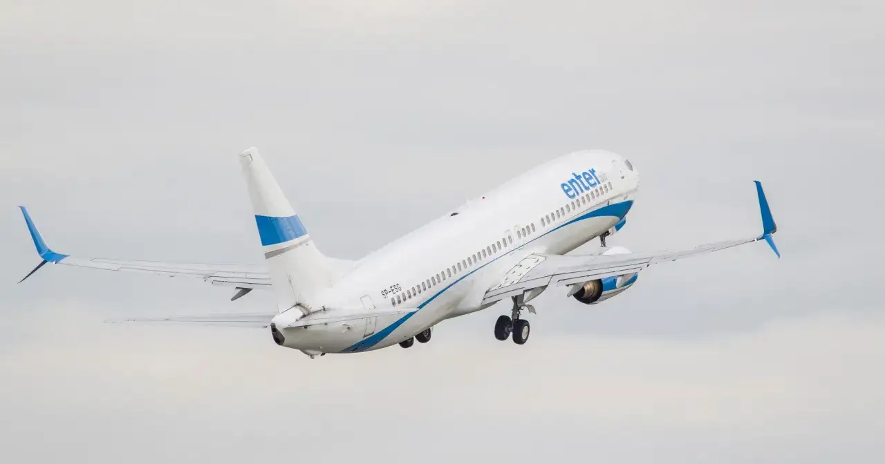 Samolot Enter Air wznosi się w powietrze. Zastanawiasz się, ile trwa lot do Egiptu z Katowic?