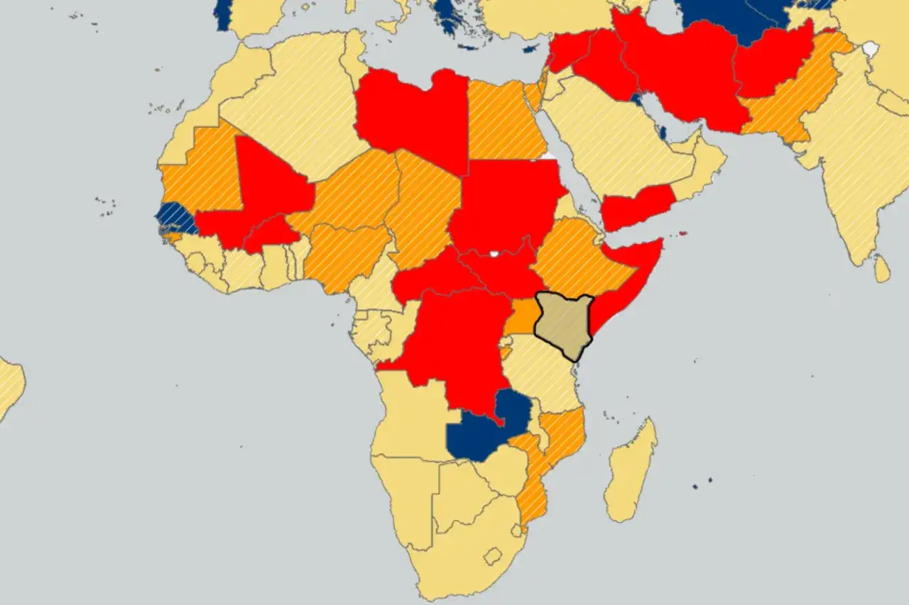 Mapa świata z zaznaczonymi krajami. Kenya ma obrys, a sąsiednie kraje są w różnych kolorach. Czy Kenia jest bezpieczna?