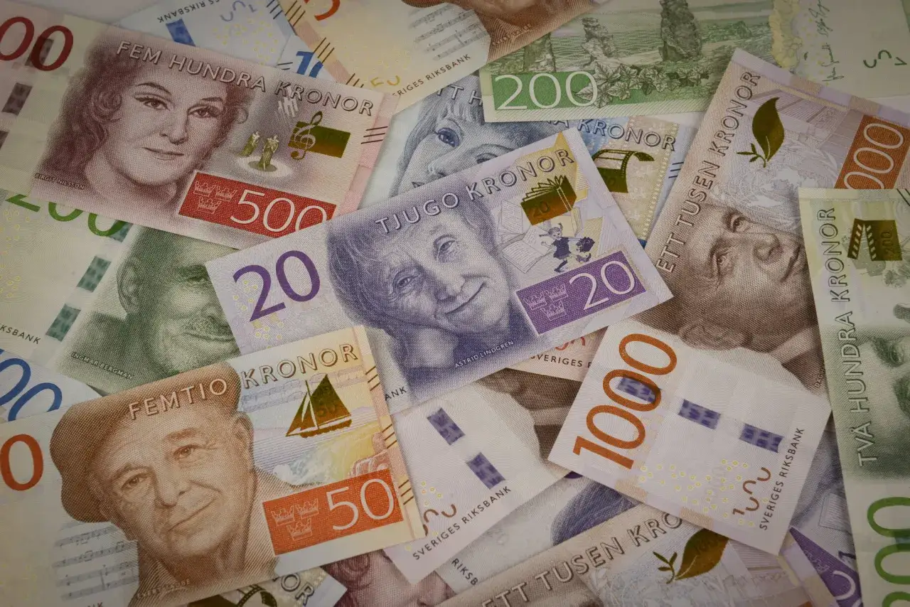 Szwedzkie banknoty: 50, 20, 500, 1000, 200 koron. Różne nominały pokazują, jakie są ceny w Szwecji.