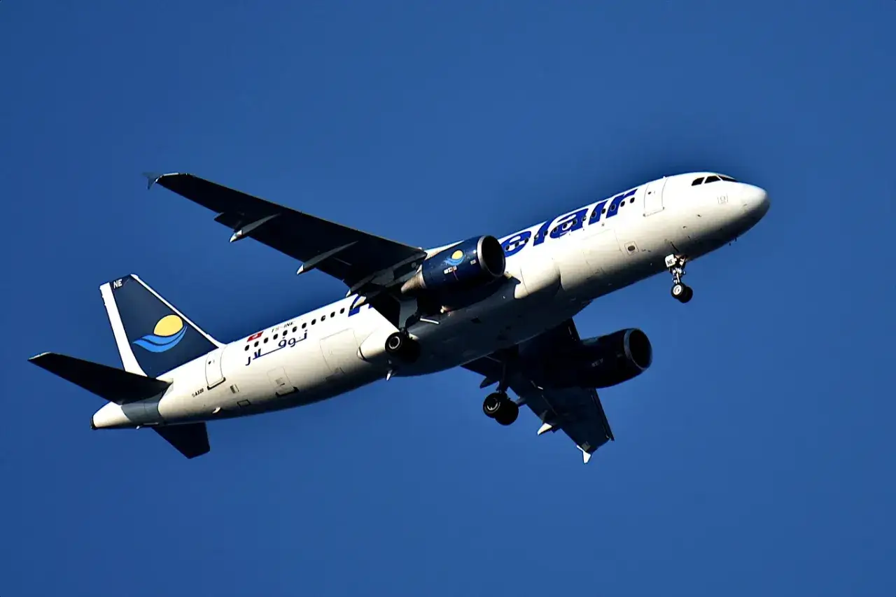 Samolot linii Nouvelair wznosi się na błękitne niebo. Zastanawiasz się, ile trwa lot z Katowic do Tunezji?