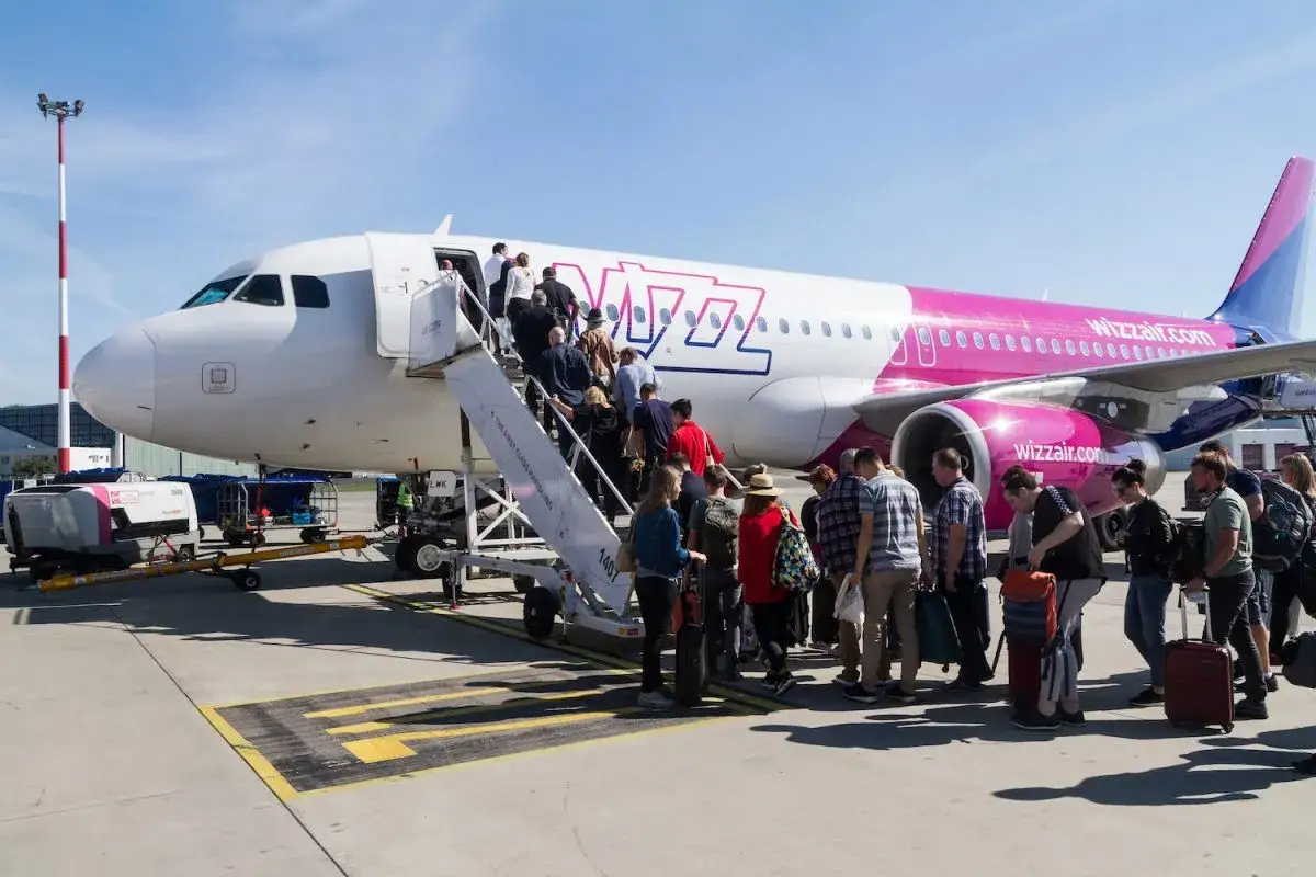 Tłum pasażerów wsiada do samolotu Wizzair. Czy to kolejny przypadek overbookingu Wizzair?
