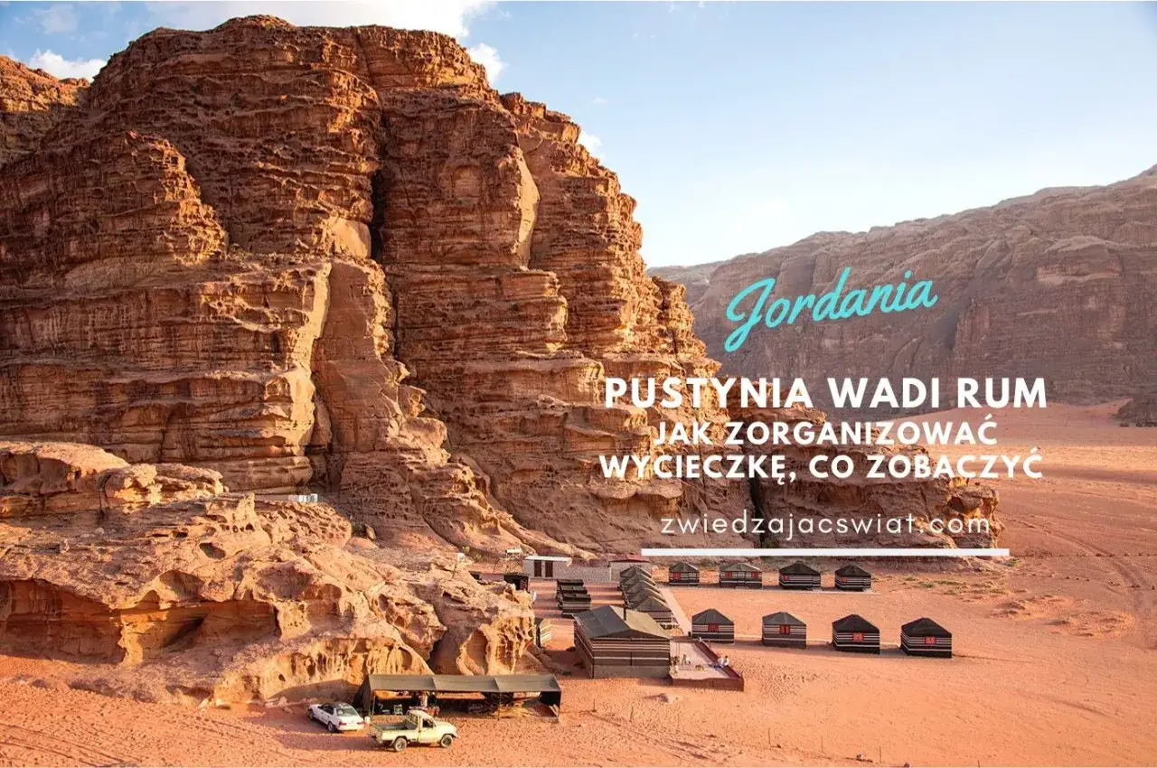 Niesamowita wycieczka do Jordanii: pustynia Wadi Rum z obozowiskiem i górami w tle.
