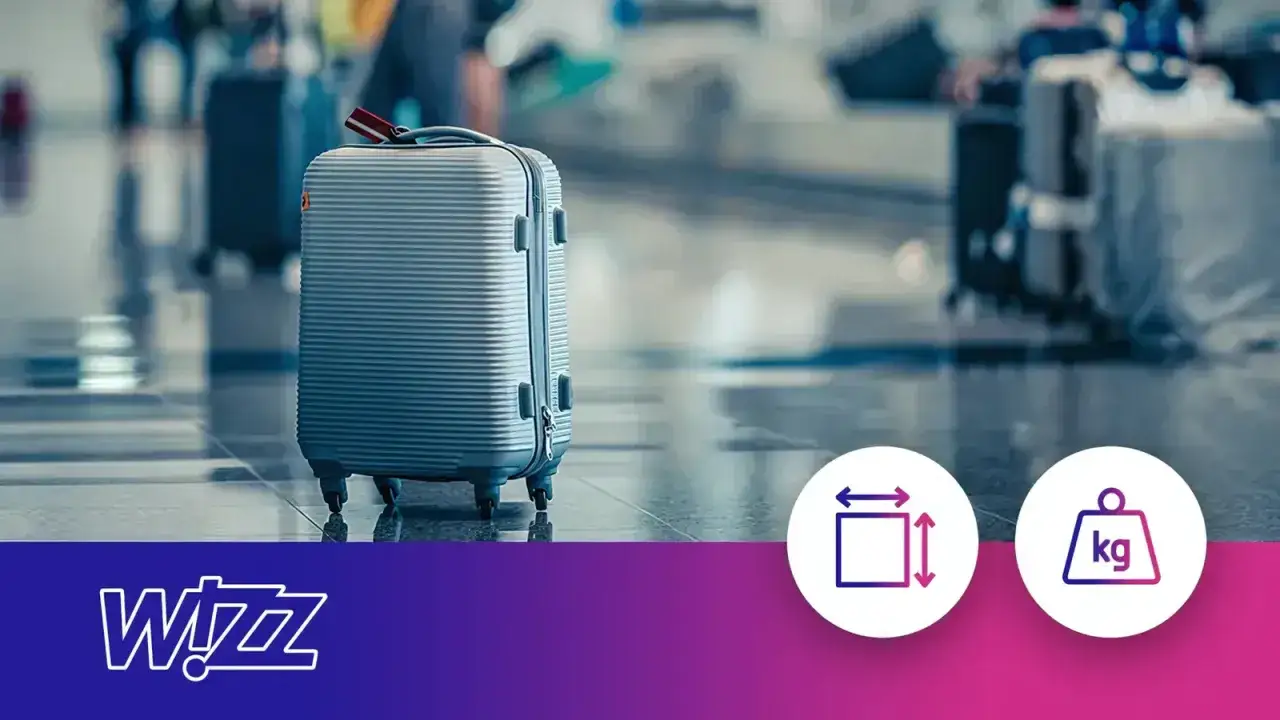 Szara walizka na lotnisku. Sprawdź, ile kosztuje walizka w Wizzair, wymiary i wagę bagażu.