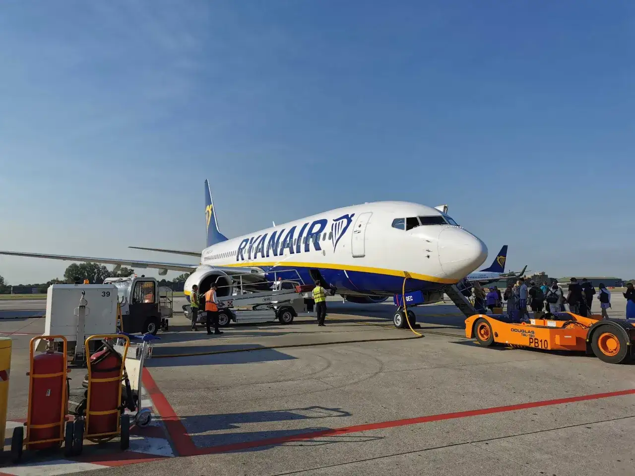 Samolot Ryanair gotowy do startu. Marzysz o podróżach? Sprawdź, czy są dostępne Ryanair loty za 1 zł!