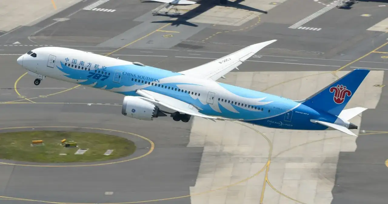 Samolot China Southern 787 Dreamliner wznosi się do lotu. Zastanawiasz się, ile się leci do Japonii?