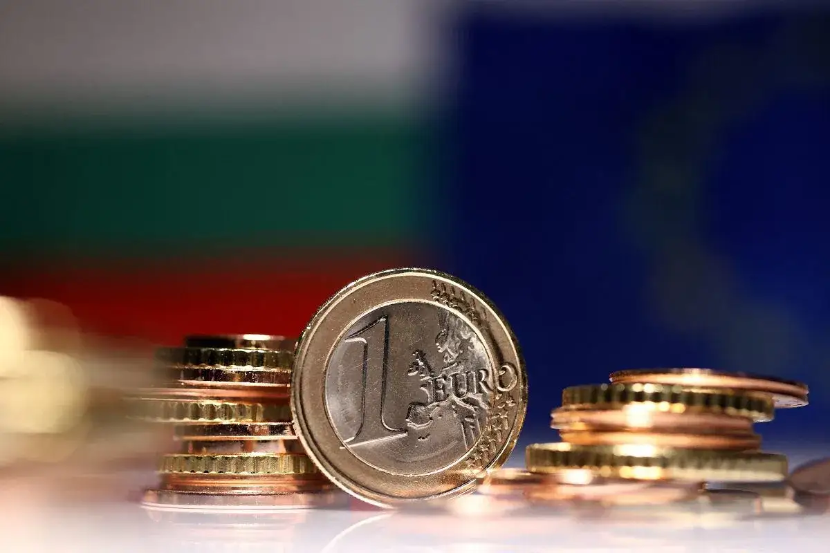 Monety euro na tle flagi Bułgarii. Czy to zapowiedź zmian w cenach w Bułgarii?