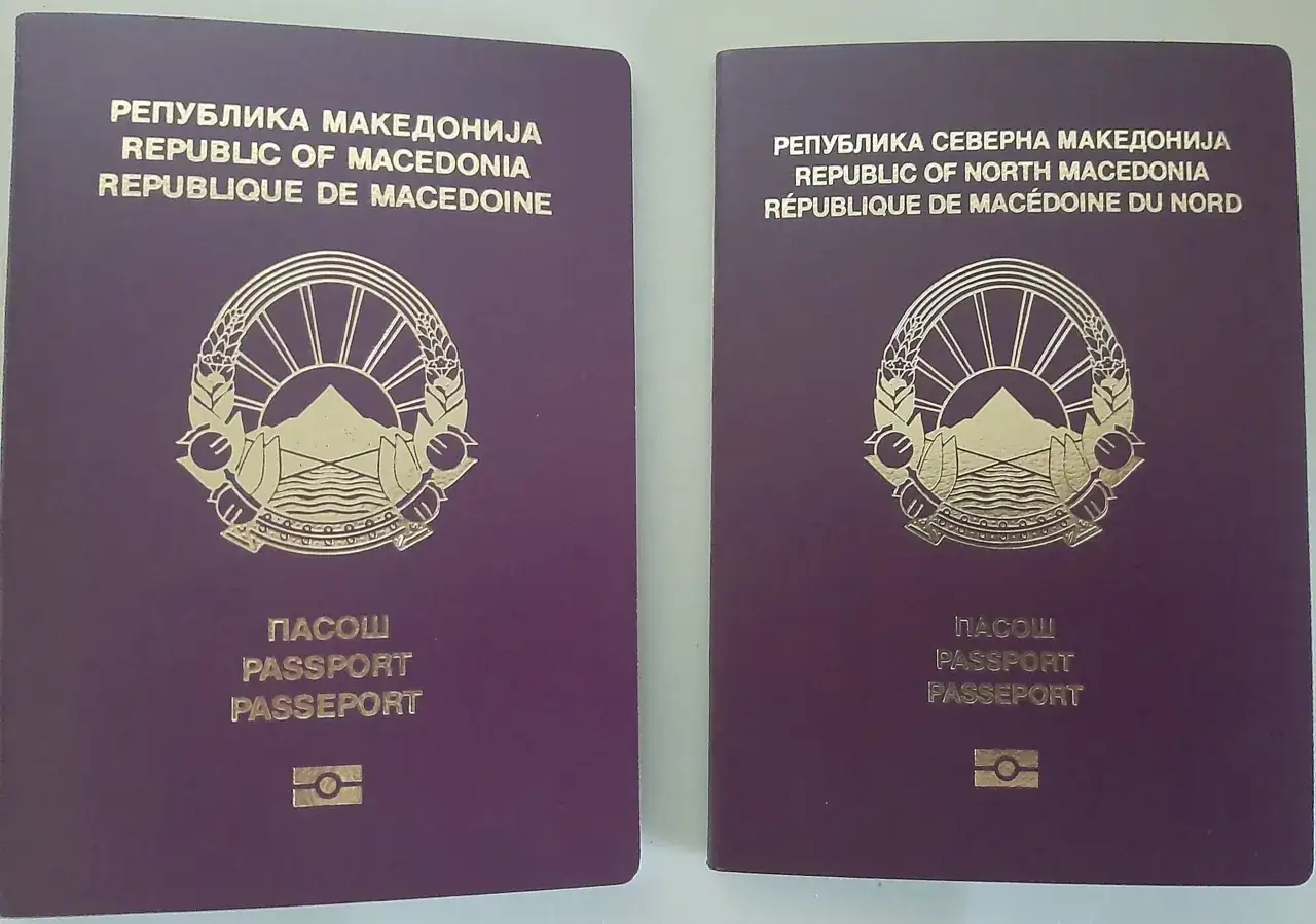 Dwa paszporty: jeden z napisem 