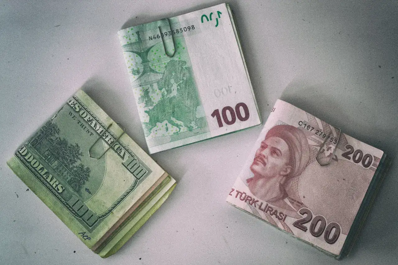 Dolar, euro i liry tureckie. Jaką walutę zabrać do Turcji? Forum podróżnicze podpowiada, że liry są najlepsze.