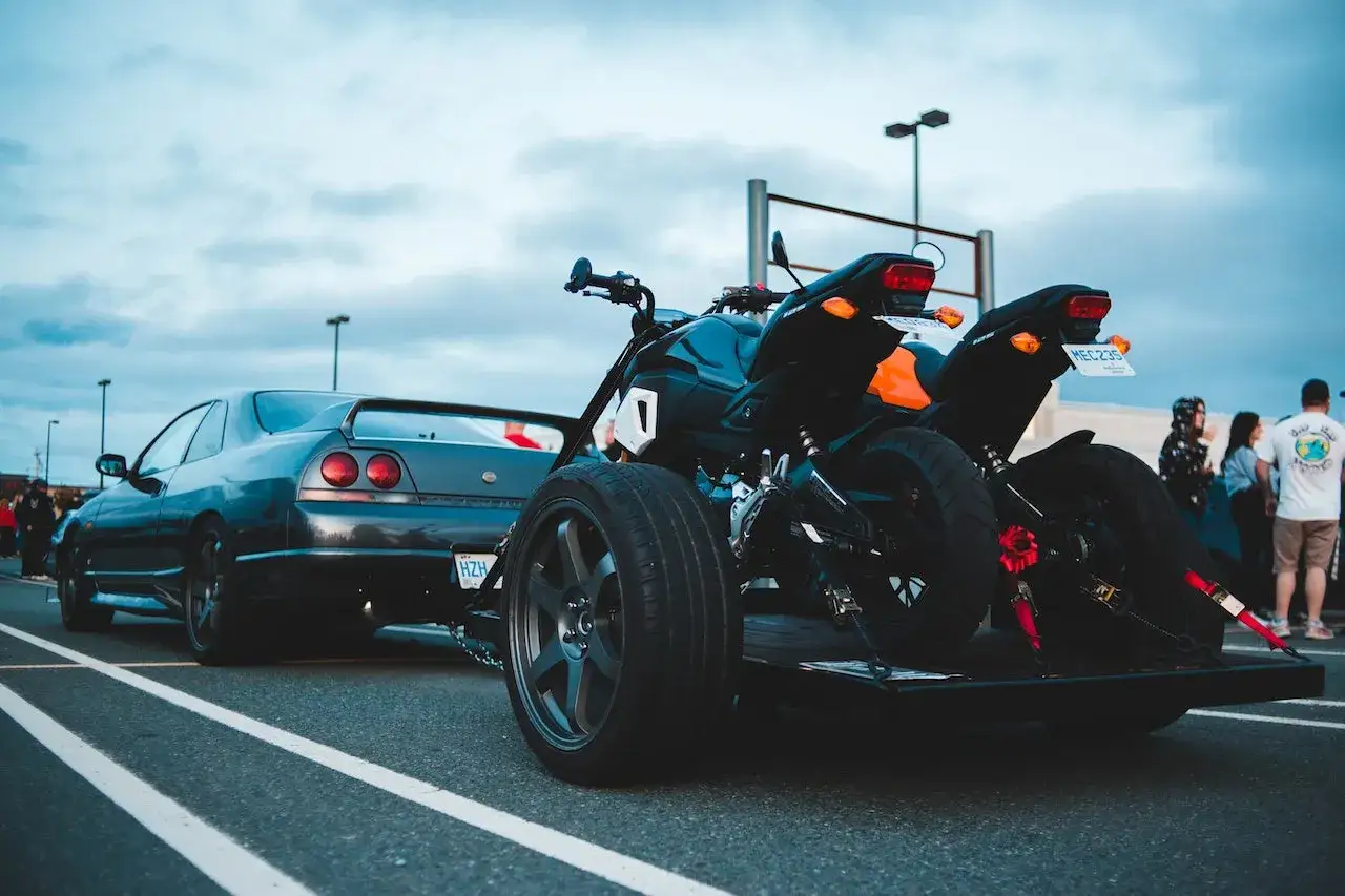 Zdjęcie Jak przewieźć motocykl na zwykłej przyczepie bezpiecznie i skutecznie