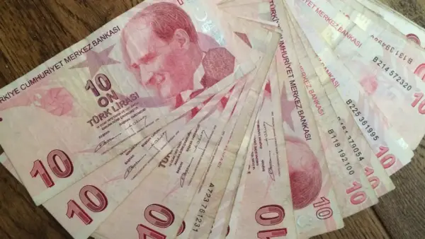 Jaką walutę zabrać do Turcji? Lira, euro czy karta? - Praktyczne rady