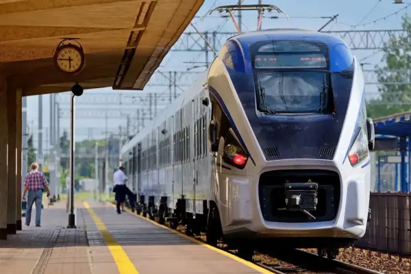 Czy można jechać wcześniejszym pociągiem intercity? Sprawdź zasady!