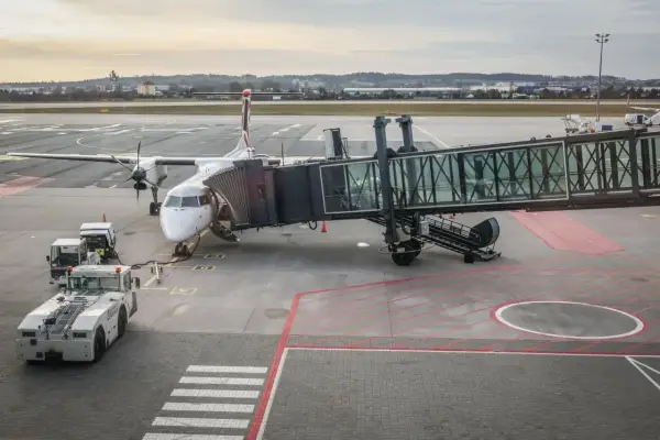 Loty krajowe w Polsce - kiedy podróż samolotem faktycznie ma sens?