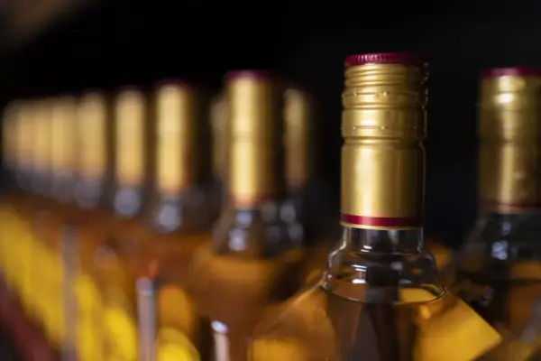 Alkohol w bagażu rejestrowanym - Ile można przewieźć i jak pakować?