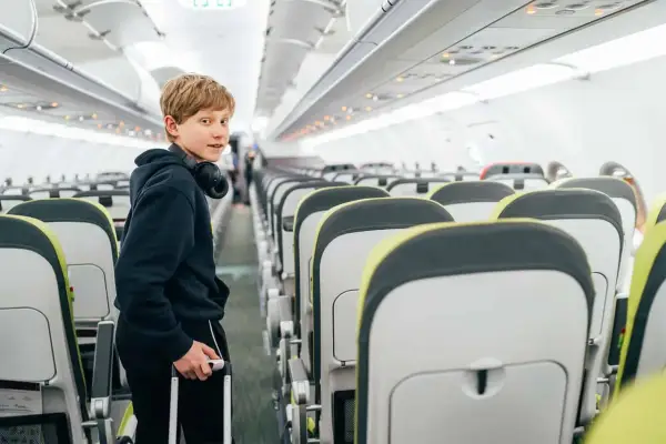 Od ilu lat można latać samemu - Sprawdź wymogi LOT, Wizz Air i Ryanair