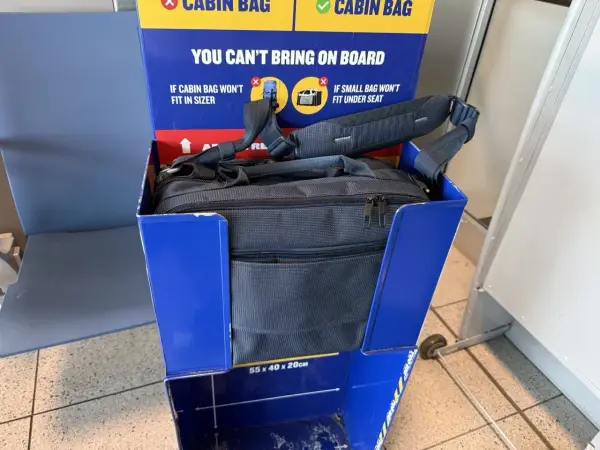 Jak zmierzyć bagaż rejestrowany Ryanair? Poznaj wymiary i limity