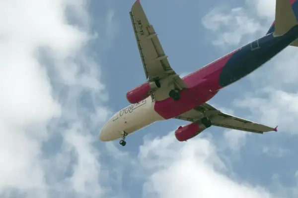 Wizz Air ile można przewieźć alkoholu? Oto ważne zasady i limity