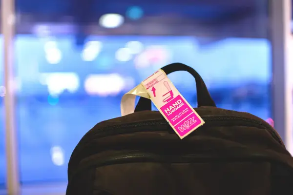Czego nie można przewozić w bagażu podręcznym Wizz Air – uniknij problemów