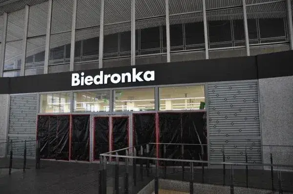 Czy Biedronka na Dworcu Centralnym jest otwarta? Sprawdź godziny!