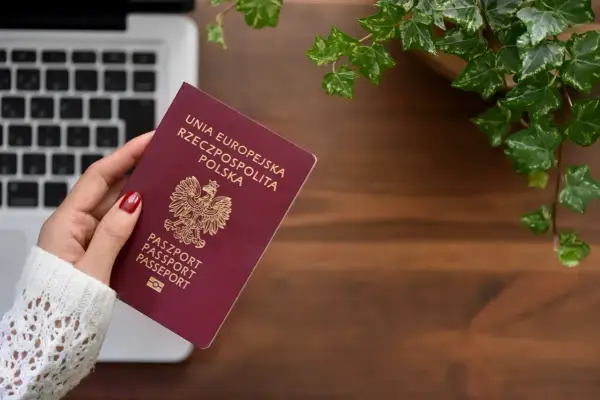 Ile kosztuje wyrobienie paszportu w Polsce? Zniżki i wyjątki, które warto znać
