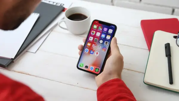 Poradnik: jak przygotować swój telefon na daleką podróż