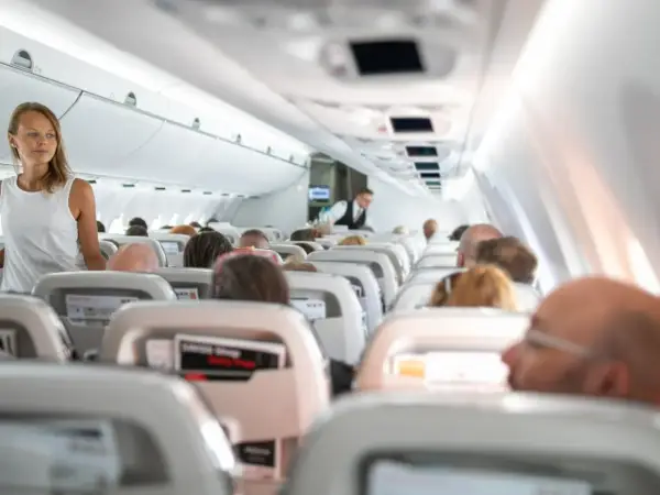 Turbulencje w samolocie - Jak zachować spokój i bezpieczeństwo?