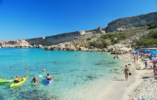 Plaże na Malcie - Jak wybrać najlepszą i uniknąć tłumów?