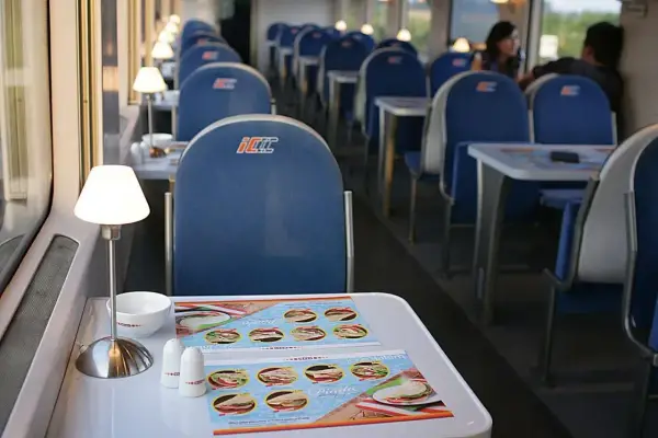 Czy w Intercity jest WARS? Sprawdź, gdzie znajdziesz wagon gastronomiczny
