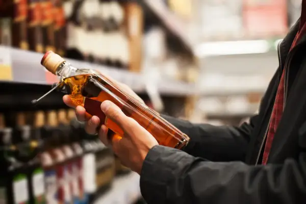 Ile alkoholu można przewieźć do USA? Poznaj ważne przepisy i limity