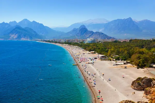 Ile trwa lot z Poznania do Antalyi? Odkryj prawdziwy czas podróży