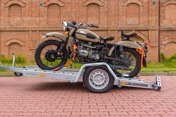 Jak przewieźć motocykl na zwykłej przyczepie bezpiecznie i skutecznie
